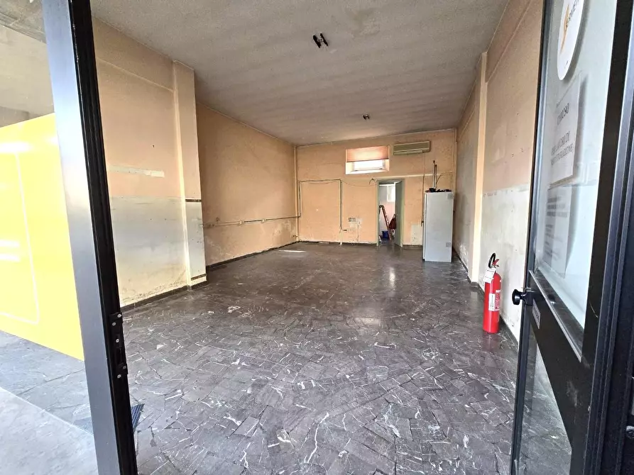 Immagine 3 di Locale commerciale in affitto  a Colle Di Val D'elsa