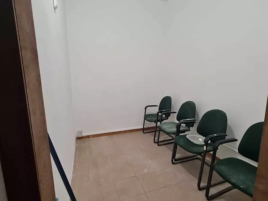 Immagine 6 di Locale commerciale in affitto  a Colle Di Val D'elsa