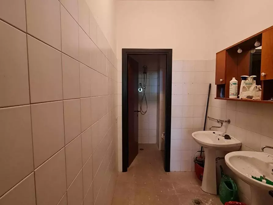 Immagine 8 di Locale commerciale in affitto  a Colle Di Val D'elsa