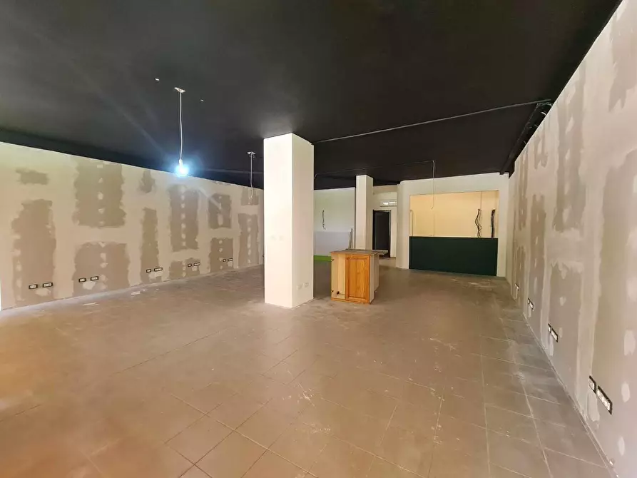 Immagine 12 di Locale commerciale in affitto  a Colle Di Val D'elsa