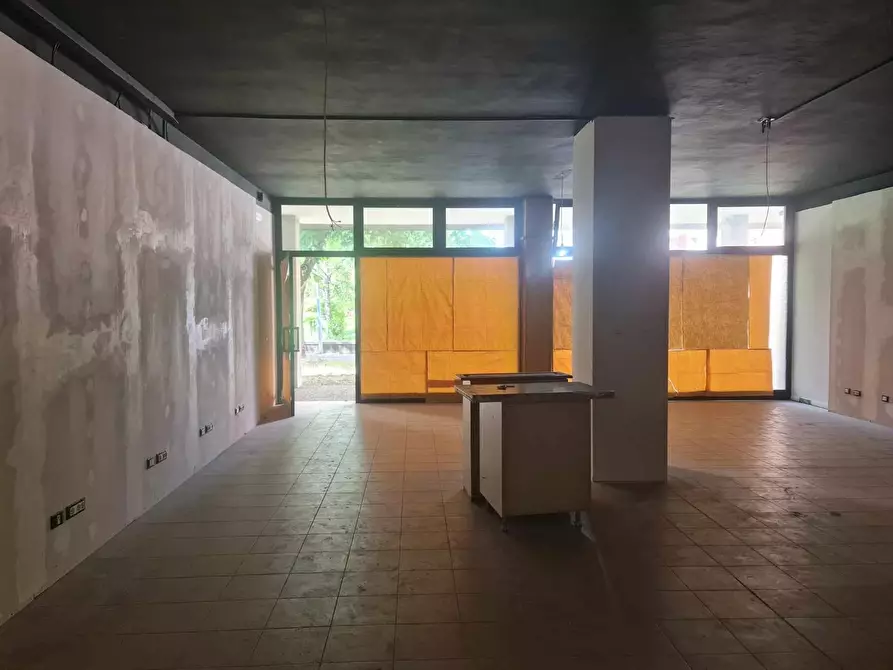 Immagine 4 di Locale commerciale in affitto  a Colle Di Val D'elsa