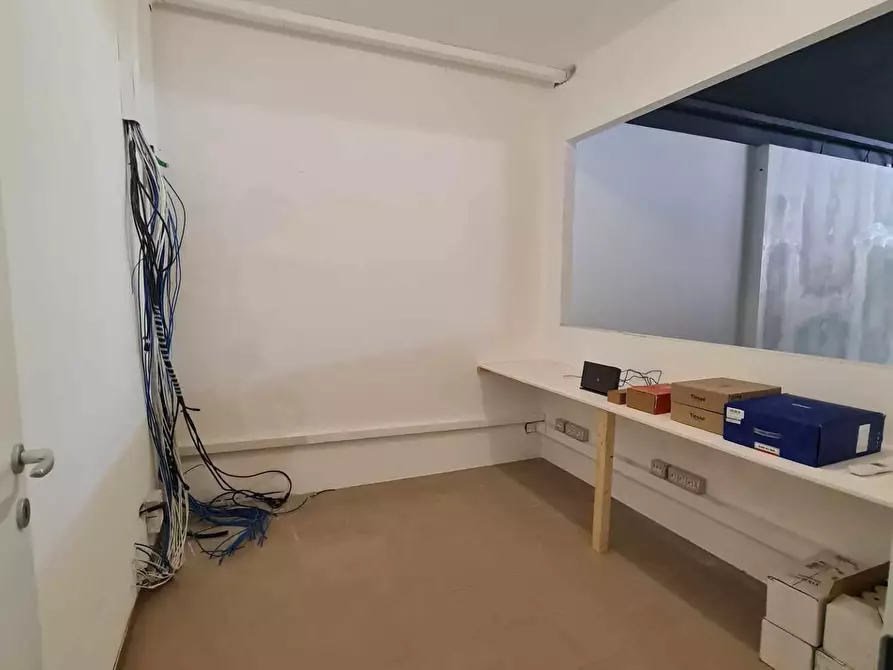 Immagine 13 di Locale commerciale in affitto  a Colle Di Val D'elsa