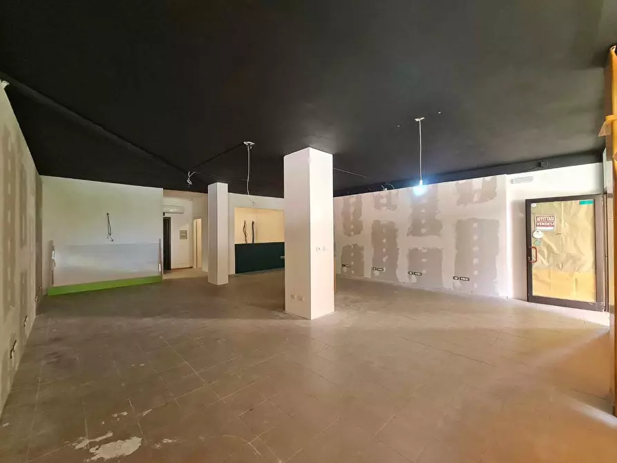 Immagine 10 di Locale commerciale in affitto  a Colle Di Val D'elsa