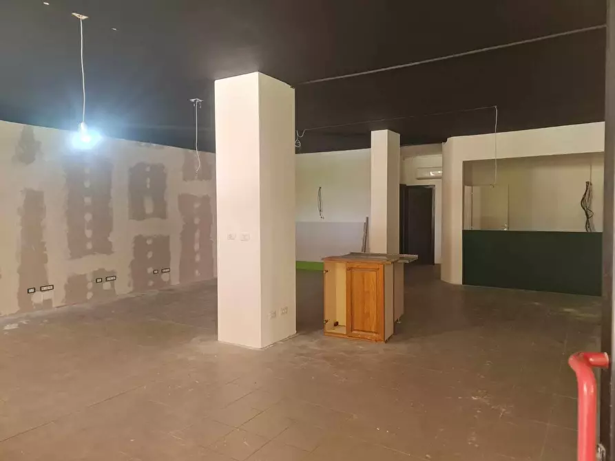 Immagine 7 di Locale commerciale in affitto  a Colle Di Val D'elsa