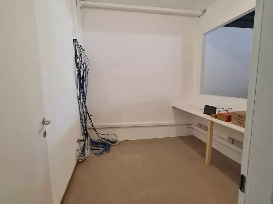 Immagine 11 di Locale commerciale in affitto  a Colle Di Val D'elsa