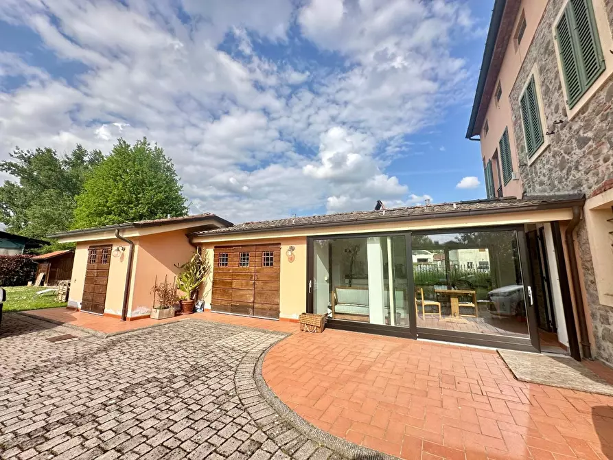 Immagine 1 di Villa in vendita  a Porcari