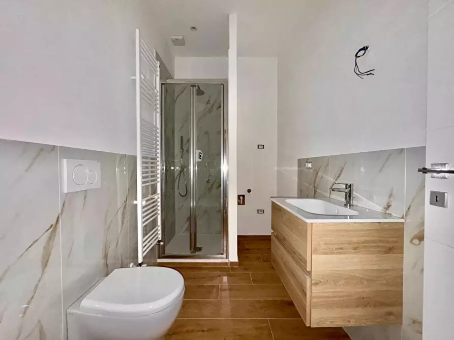 Immagine 10 di Appartamento in vendita  a Lucca