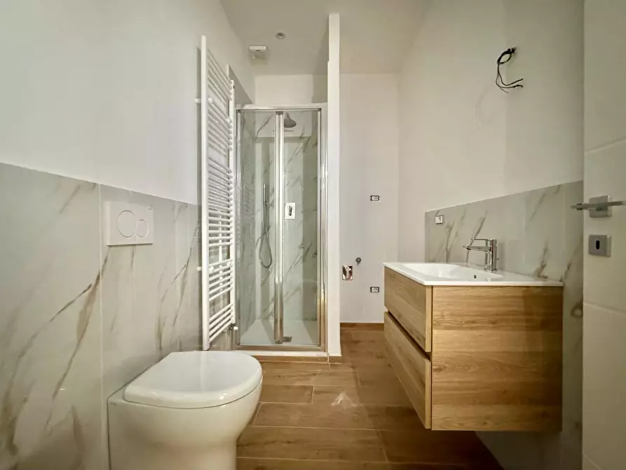 Immagine 11 di Appartamento in vendita  a Lucca