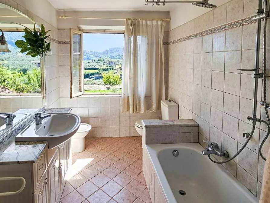 Immagine 22 di Villa in vendita  a Capannori