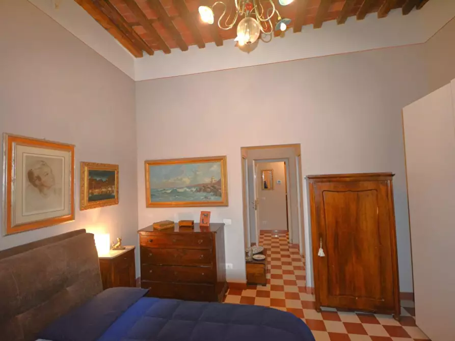 Immagine 11 di Appartamento in vendita  a Lucca