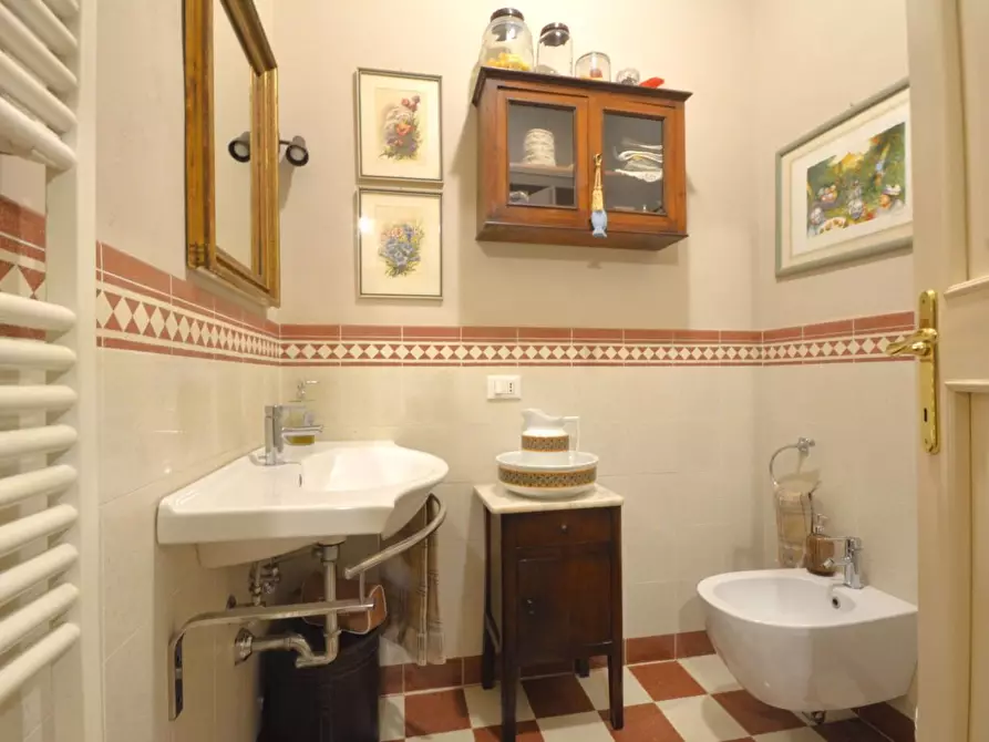 Immagine 15 di Appartamento in vendita  a Lucca