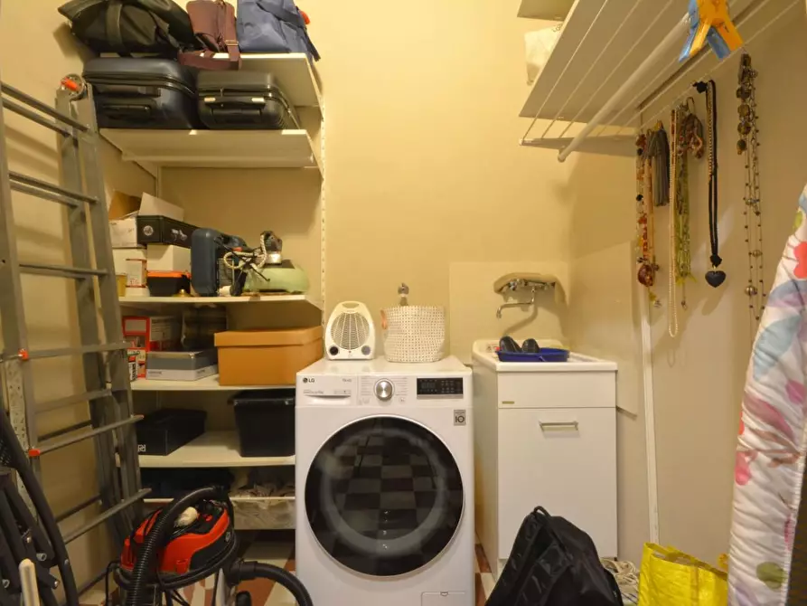 Immagine 18 di Appartamento in vendita  a Lucca