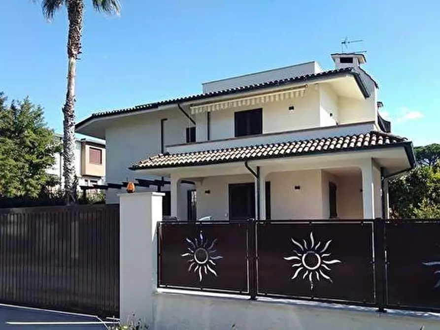 Immagine 1 di Casa bifamiliare in vendita  a Montignoso