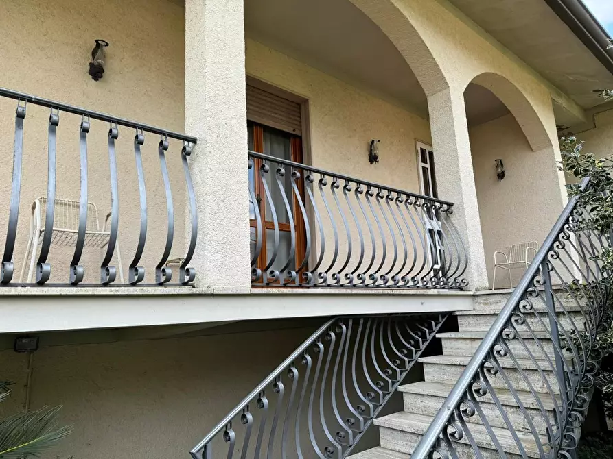 Immagine 1 di Villa in vendita  a Montignoso