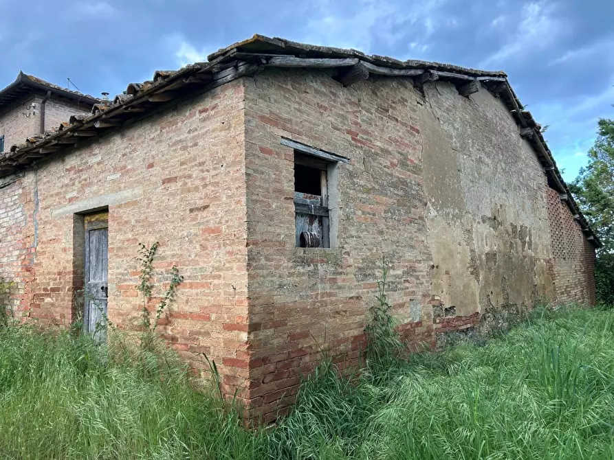 Immagine 1 di Deposito in vendita  a Siena