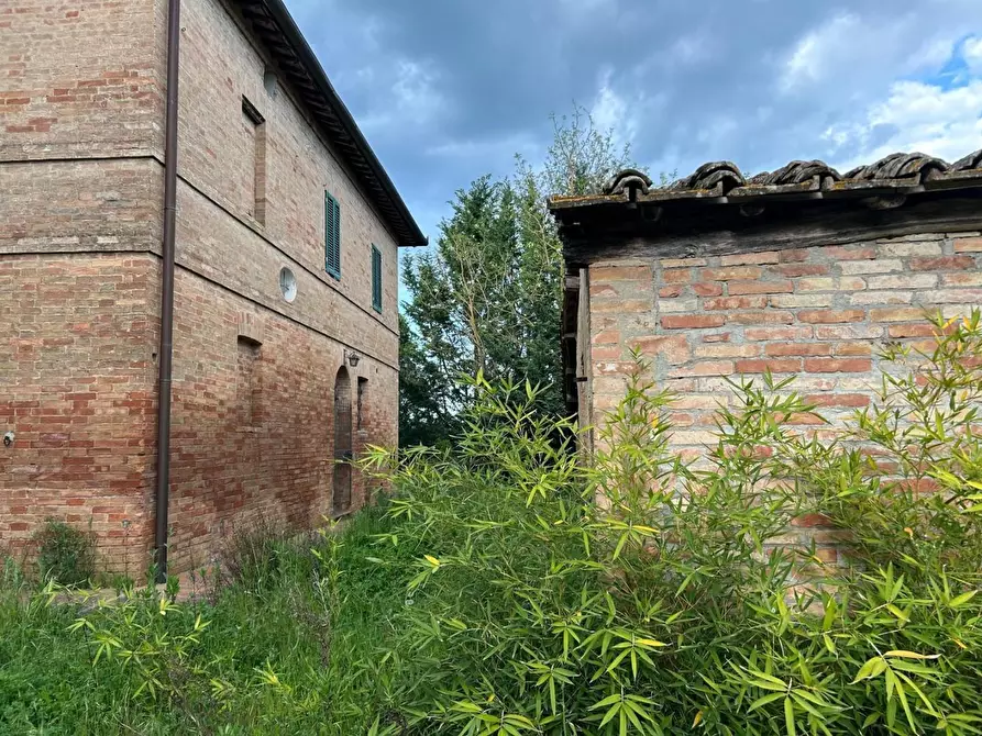 Immagine 2 di Deposito in vendita  a Siena