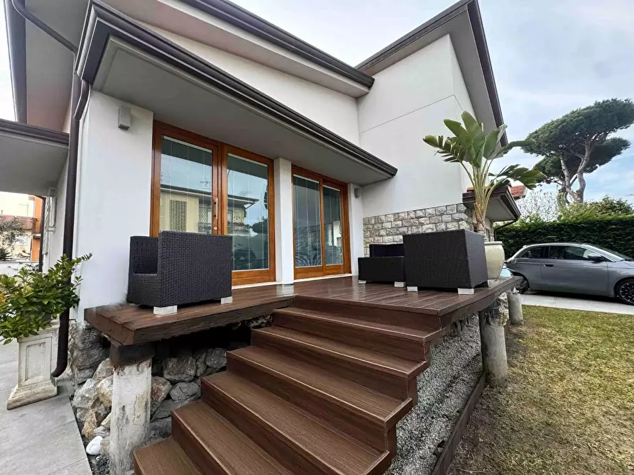 Immagine 2 di Villa in vendita  a Camaiore