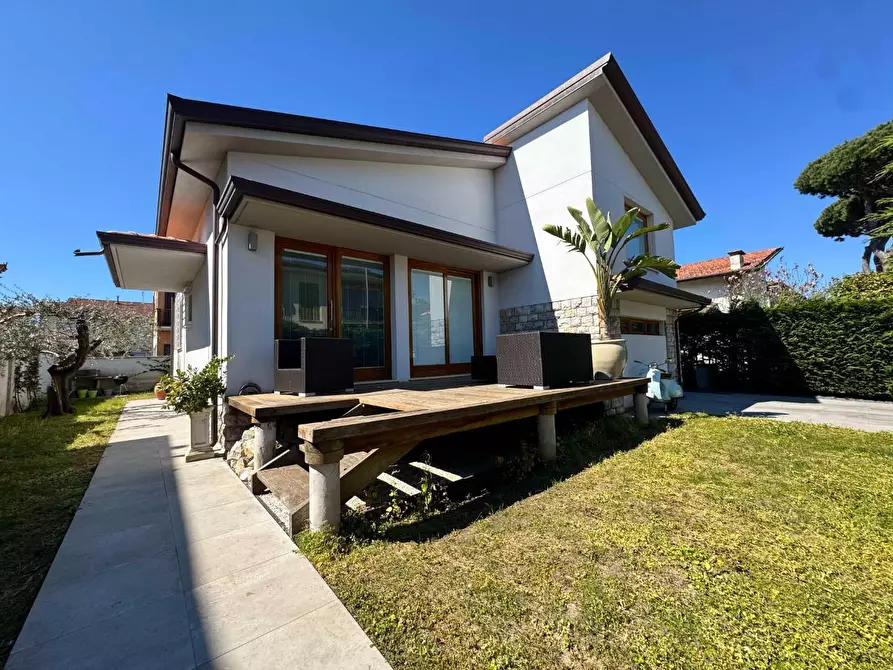 Immagine 1 di Villa in vendita  a Camaiore