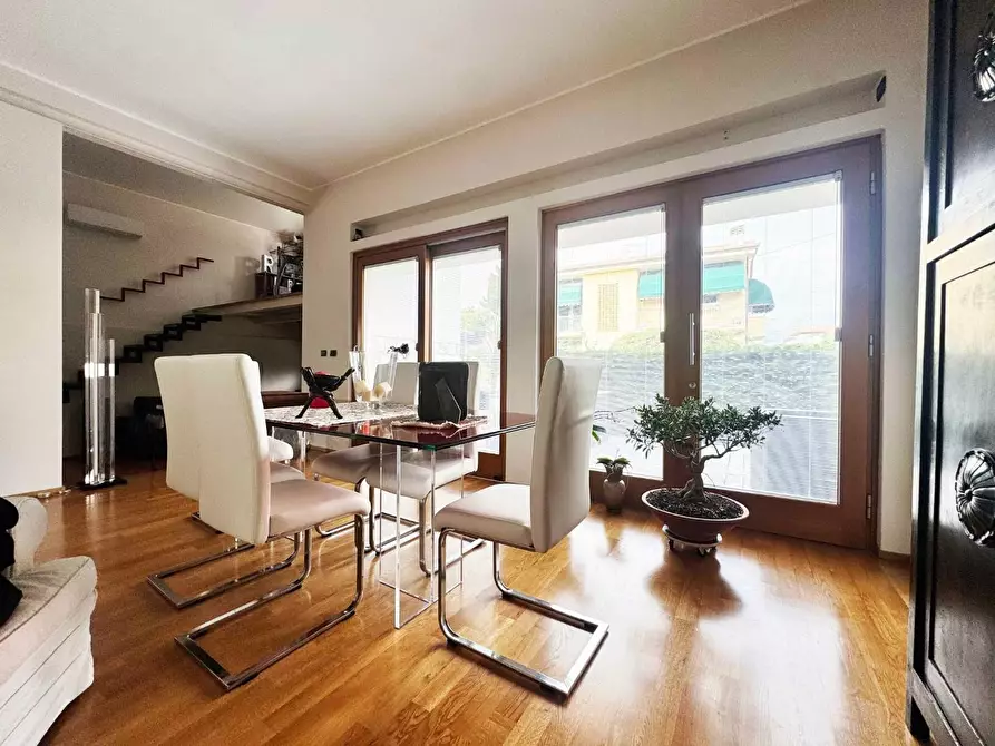 Immagine 10 di Villa in vendita  a Camaiore