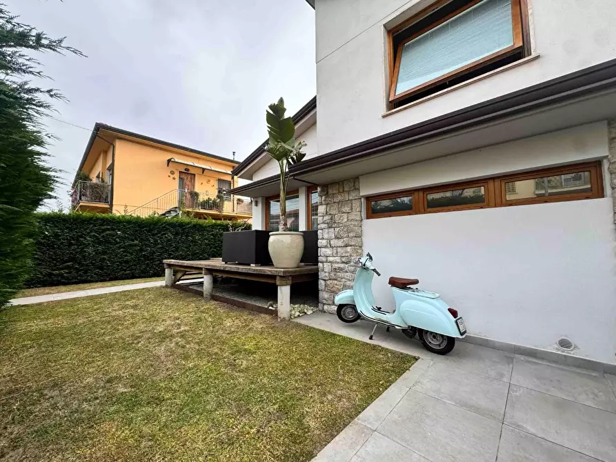 Immagine 23 di Villa in vendita  a Camaiore