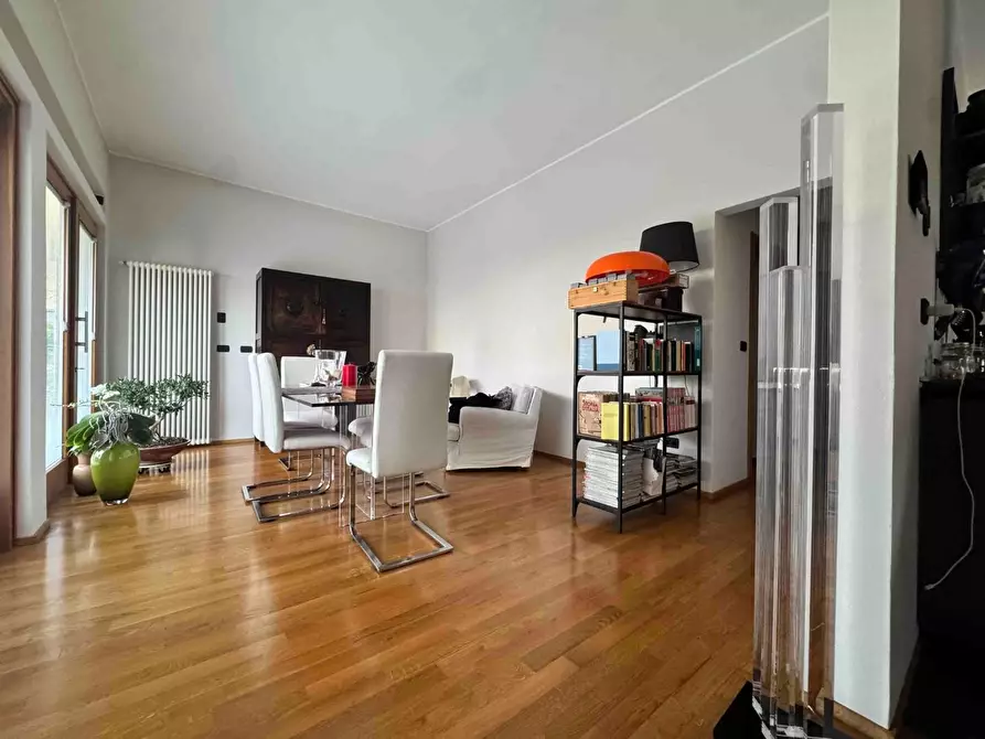 Immagine 9 di Villa in vendita  a Camaiore