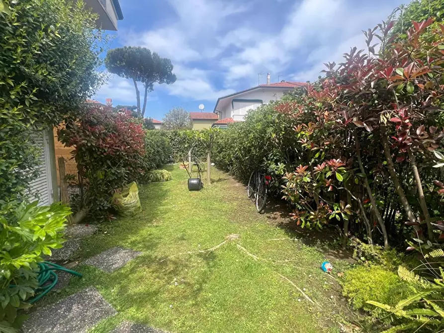 Immagine 1 di Villetta a schiera in vendita  a Camaiore