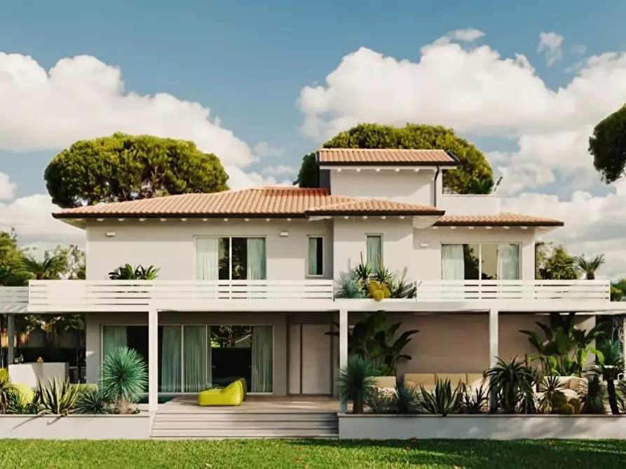 Immagine 2 di Villa in vendita  a Forte Dei Marmi