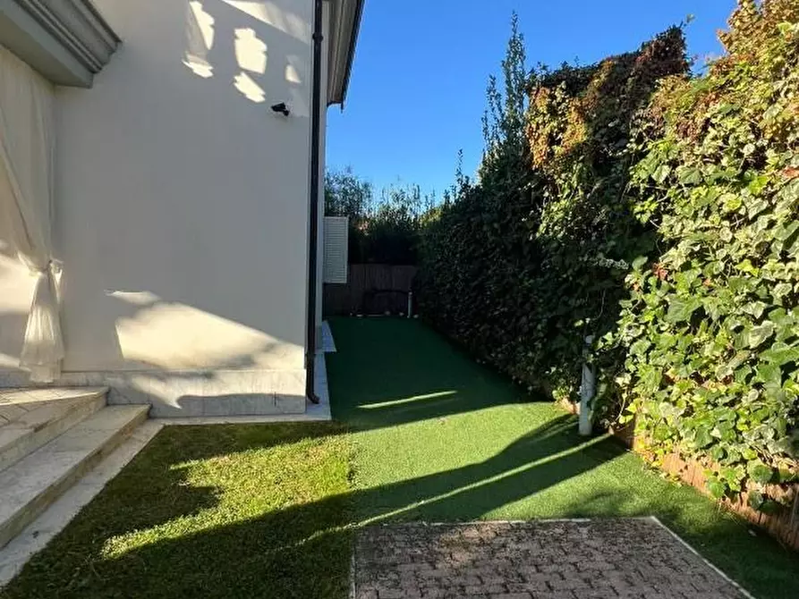 Immagine 8 di Villa in vendita  a Forte Dei Marmi