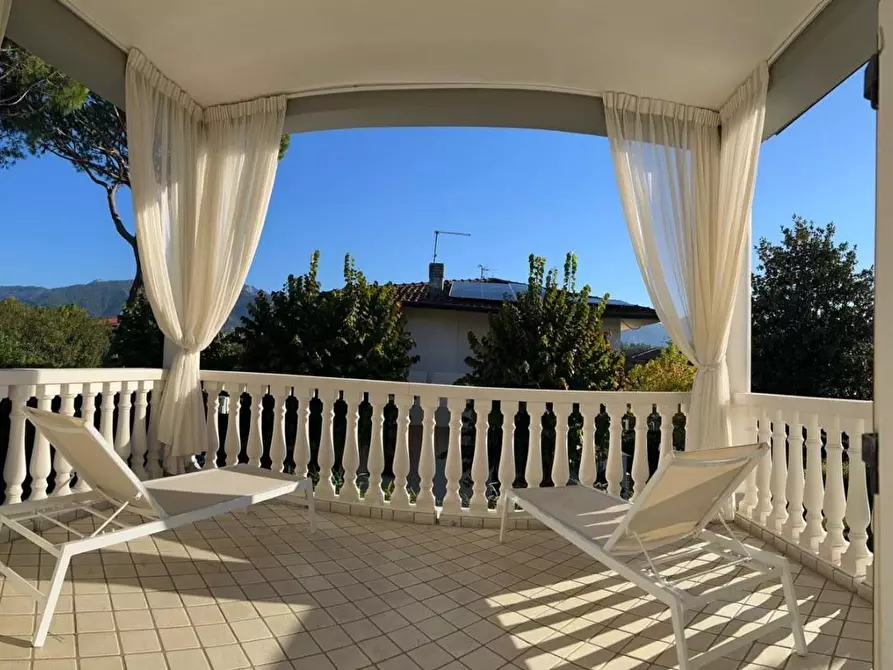 Immagine 11 di Villa in vendita  a Forte Dei Marmi
