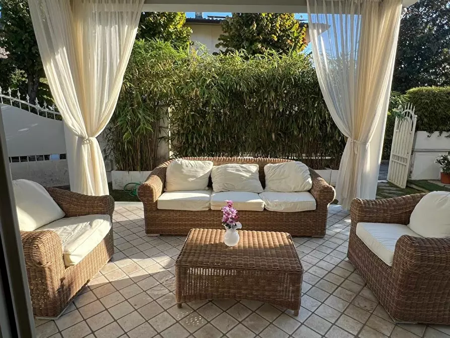 Immagine 7 di Villa in vendita  a Forte Dei Marmi