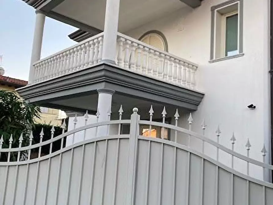 Immagine 4 di Villa in vendita  a Forte Dei Marmi