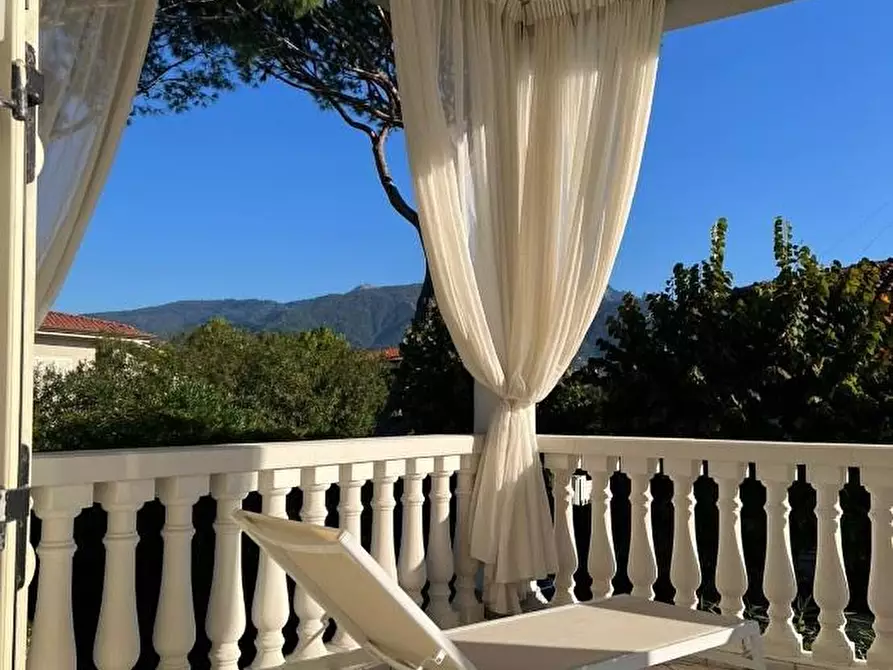 Immagine 12 di Villa in vendita  a Forte Dei Marmi