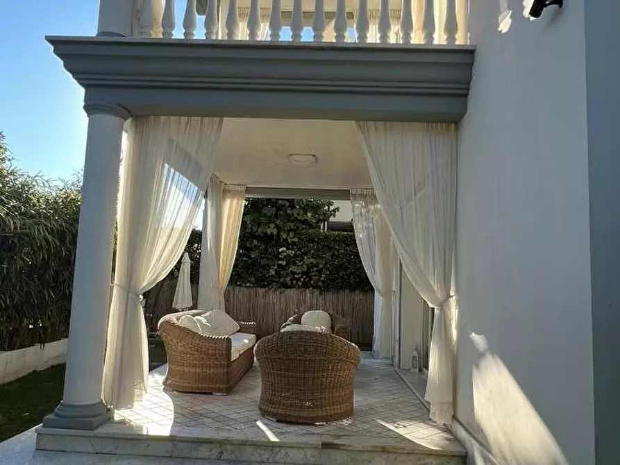 Immagine 9 di Villa in vendita  a Forte Dei Marmi