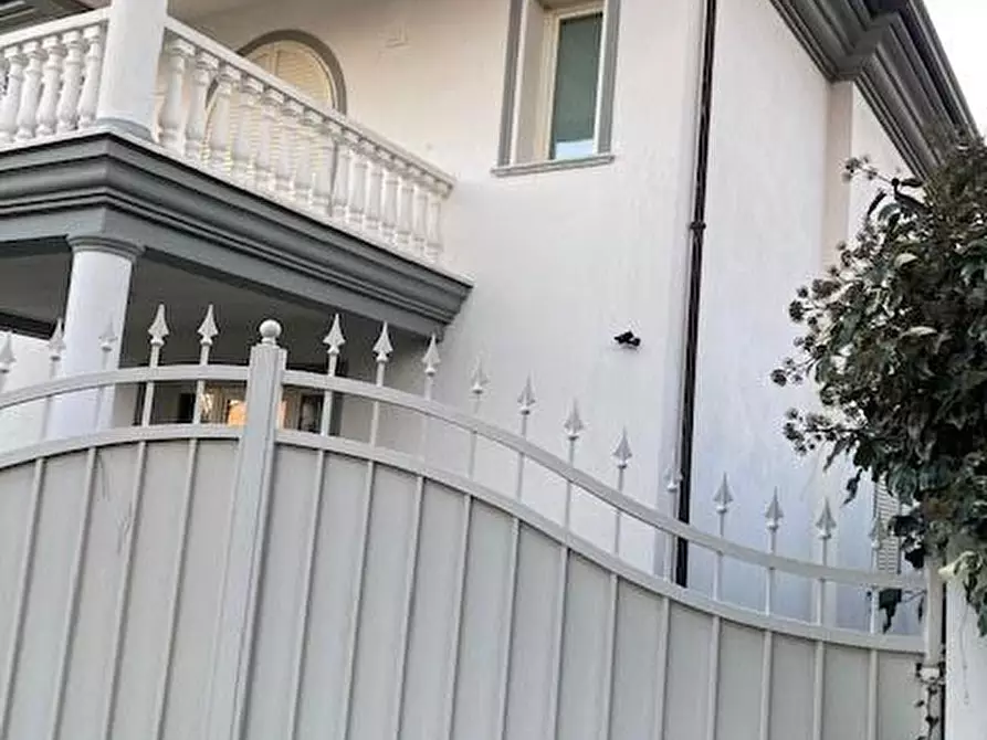 Immagine 3 di Villa in vendita  a Forte Dei Marmi