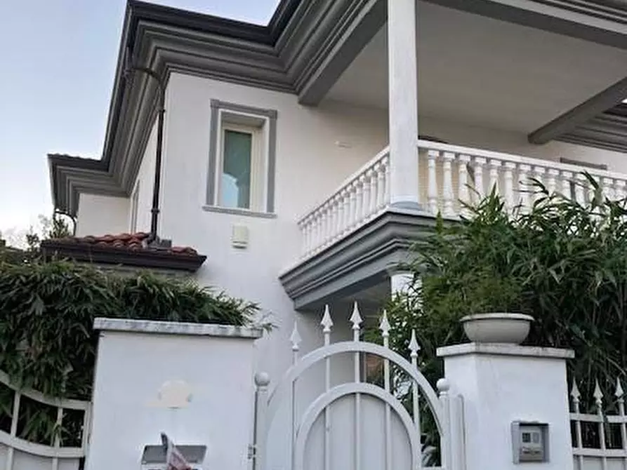 Immagine 2 di Villa in vendita  a Forte Dei Marmi