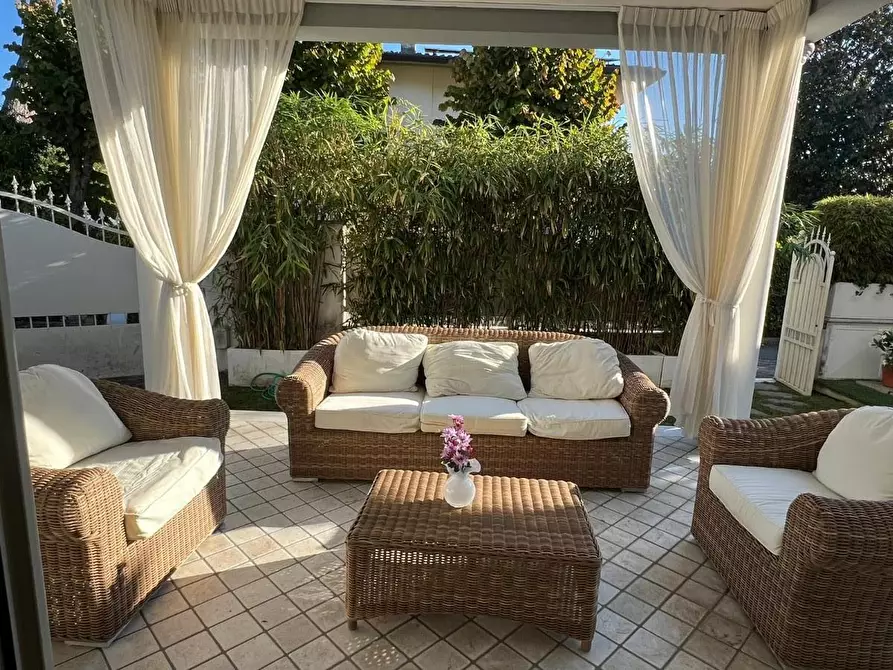 Immagine 10 di Villa in vendita  a Forte Dei Marmi
