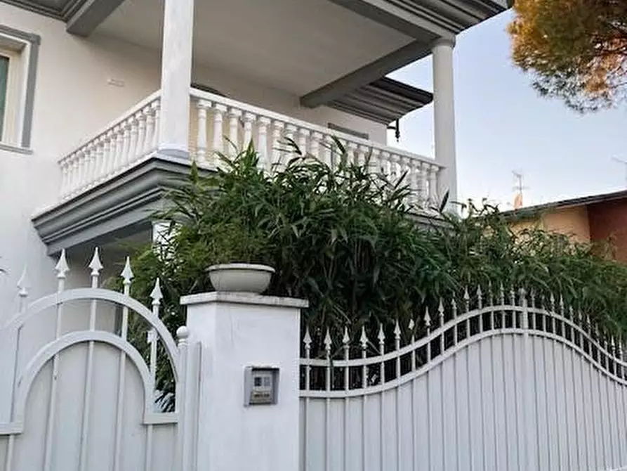 Immagine 1 di Villa in vendita  a Forte Dei Marmi