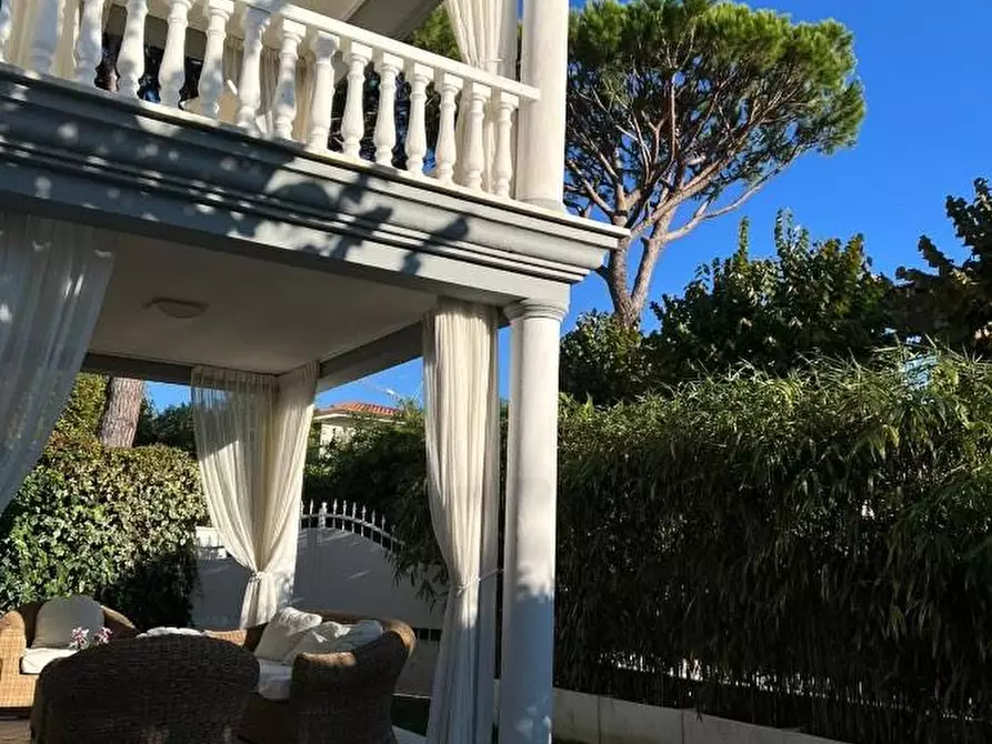 Immagine 5 di Villa in vendita  a Forte Dei Marmi