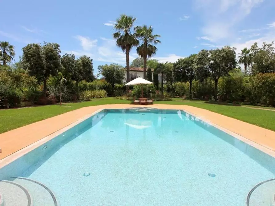 Immagine 12 di Villa in vendita  a Forte Dei Marmi