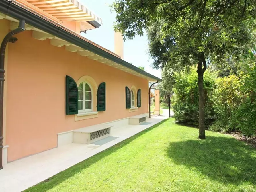 Immagine 9 di Villa in vendita  a Forte Dei Marmi