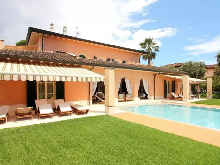 Immagine 1 di Villa in vendita  a Forte Dei Marmi