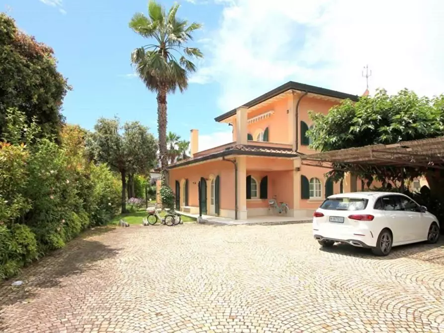 Immagine 5 di Villa in vendita  a Forte Dei Marmi