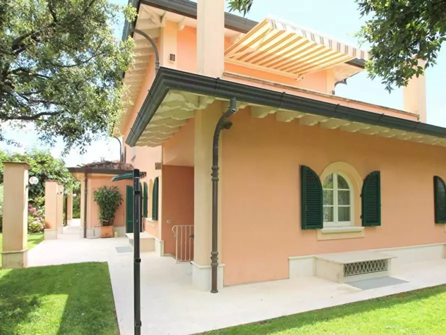 Immagine 10 di Villa in vendita  a Forte Dei Marmi