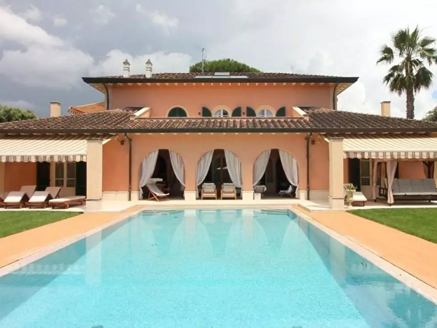 Immagine 2 di Villa in vendita  a Forte Dei Marmi