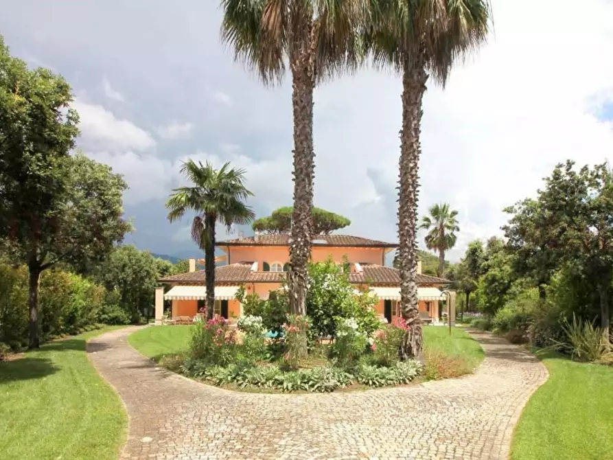 Immagine 8 di Villa in vendita  a Forte Dei Marmi