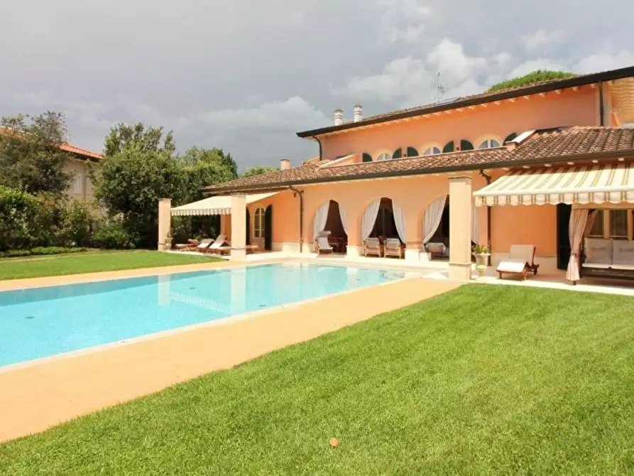 Immagine 3 di Villa in vendita  a Forte Dei Marmi