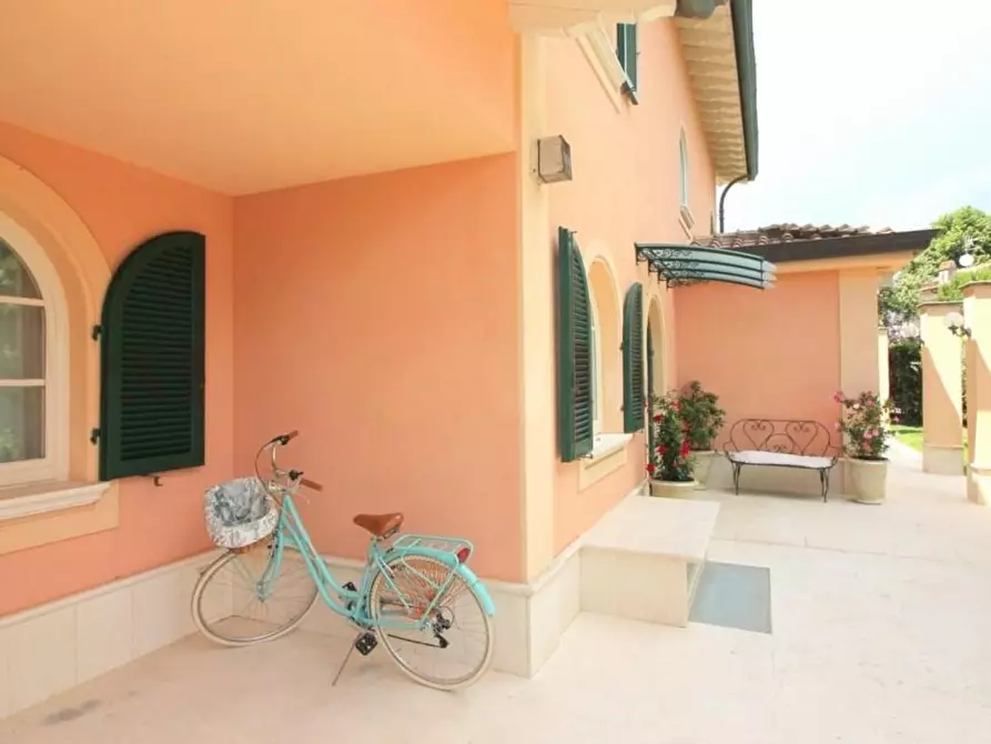 Immagine 6 di Villa in vendita  a Forte Dei Marmi