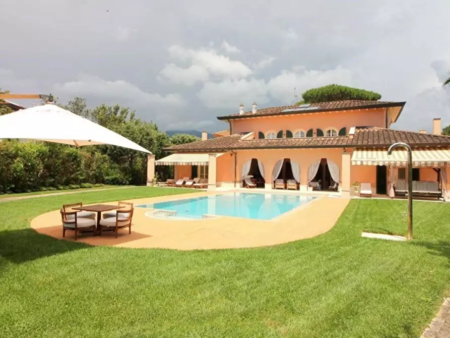 Immagine 4 di Villa in vendita  a Forte Dei Marmi
