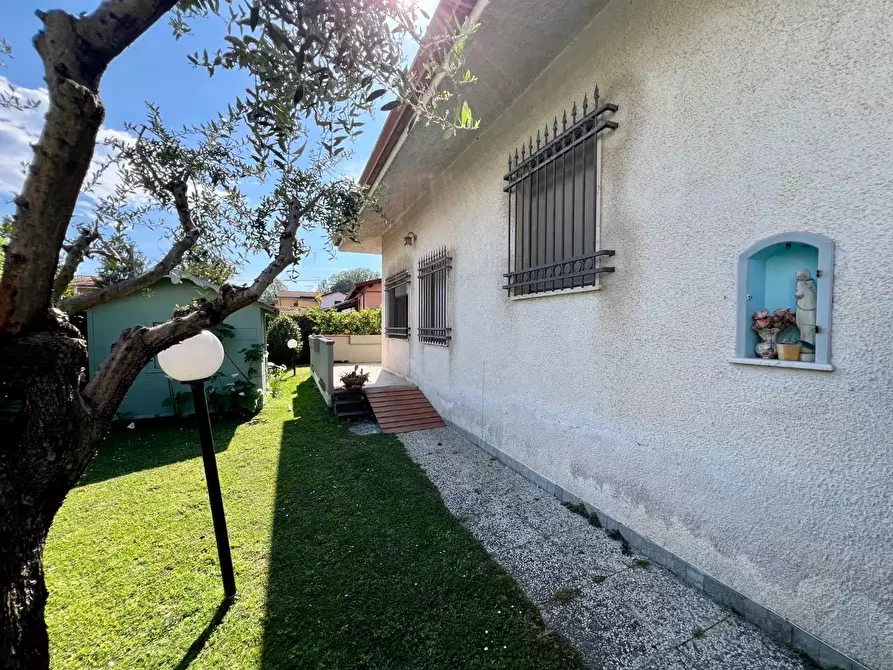 Immagine 40 di Villa in vendita  a Massa