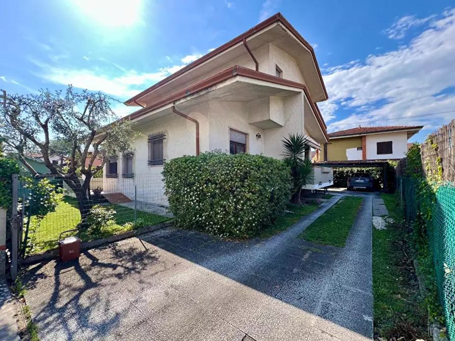 Immagine 39 di Villa in vendita  a Massa
